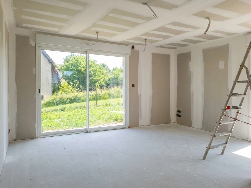 Chantier de construction résidentielle en cours d'isolation thermique