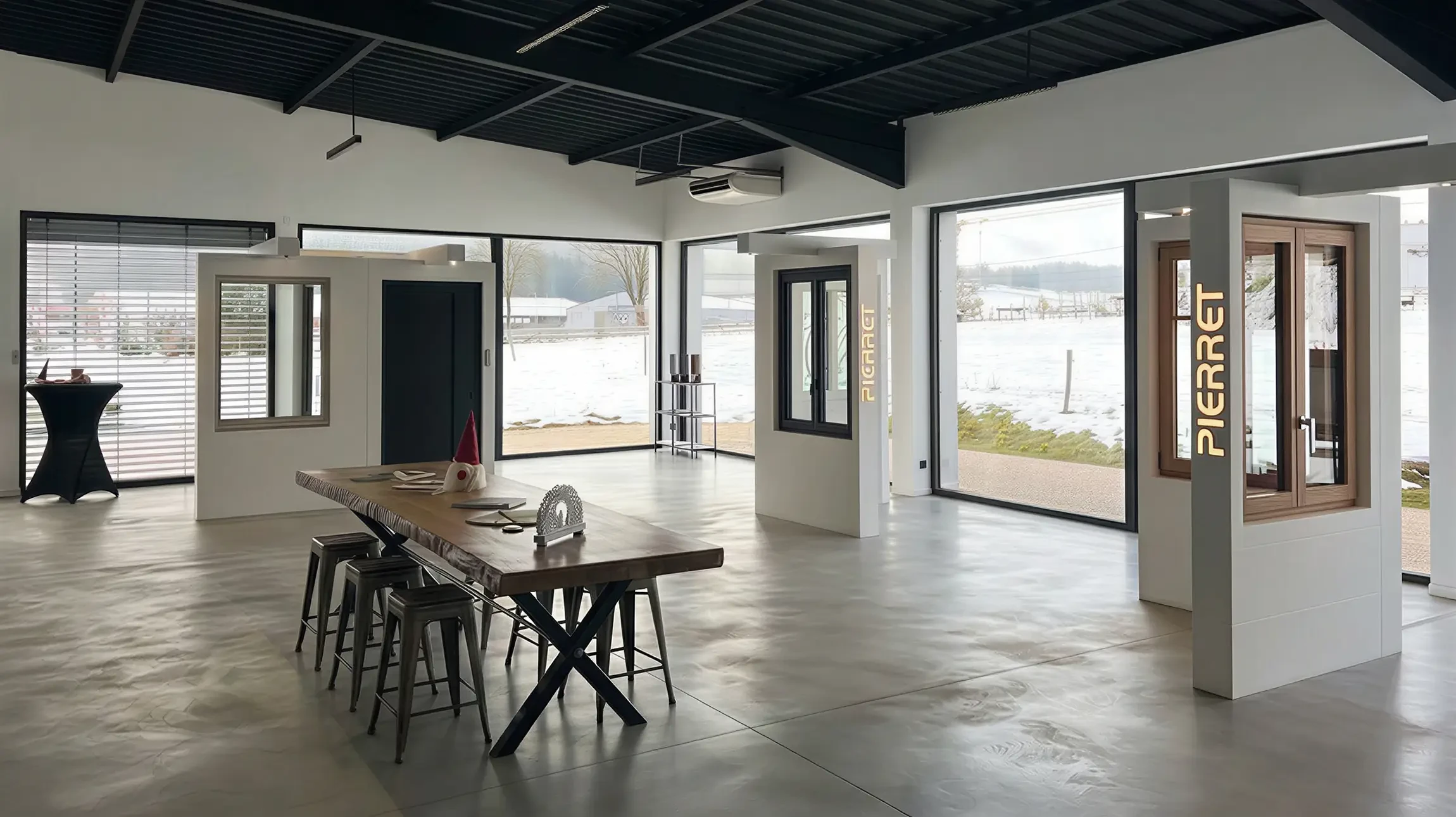 Intérieur d'un bâtiment en cours de construction, vaste espace vide