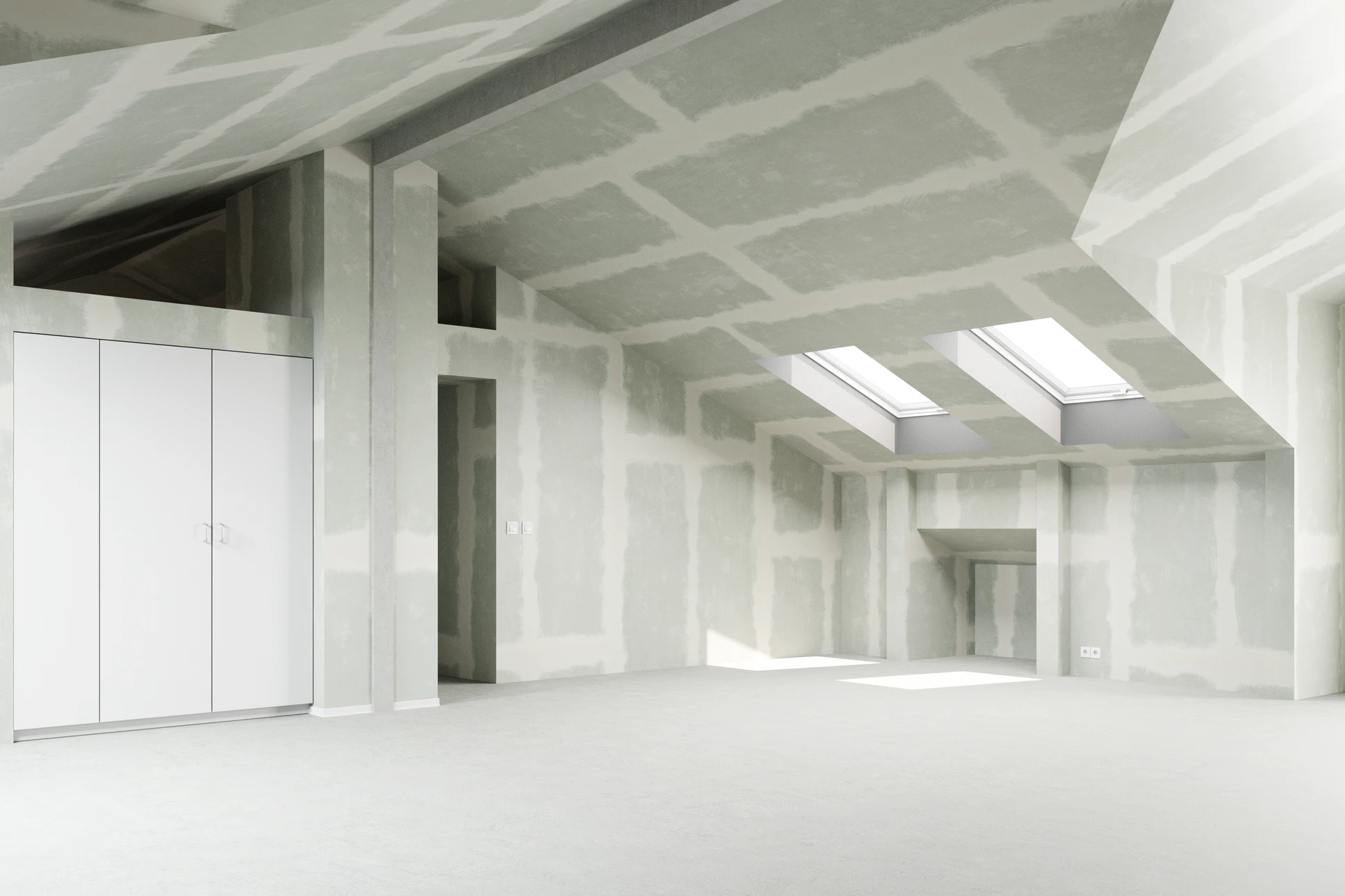 Chantier de construction intérieur avec ouvriers en arrière-plan portant casques de sécurité, travaillant dans un espace résidentiel en rénovation
