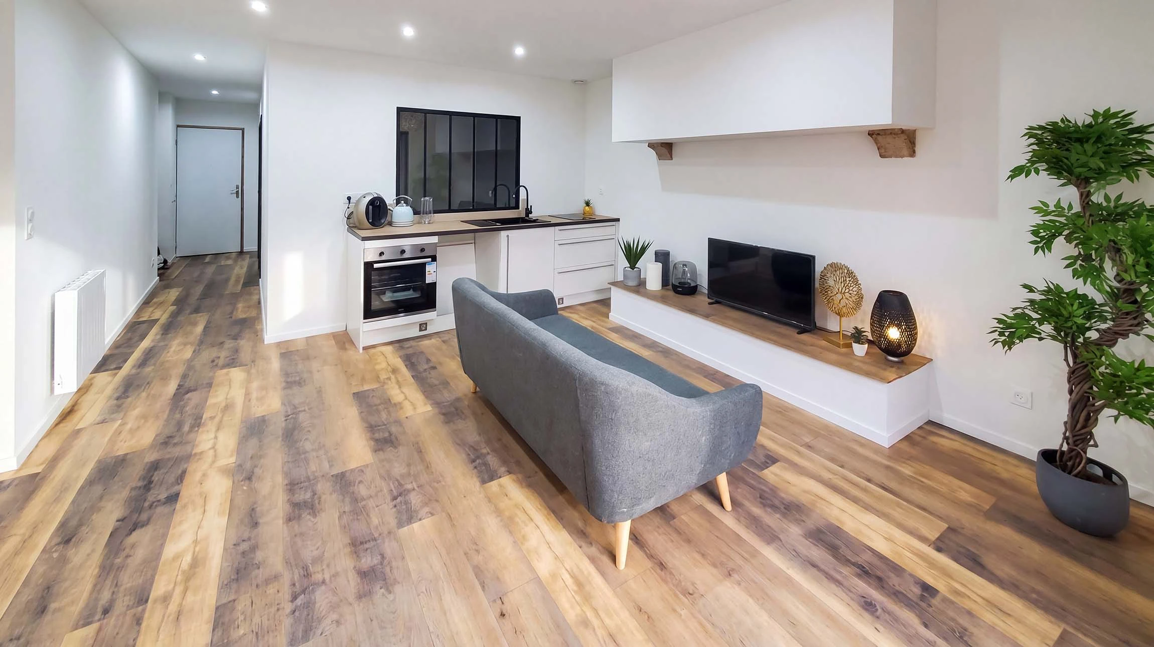 Plasterer utilisant une torche de finition pour lisser un nouveau pl&acirc;tre &agrave; la surface d'un mur &agrave; l'int&eacute;rieur d'une maison pendant les travaux de r&eacute;novation ou de construction